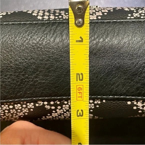 Le Sak Stylish Black and White Crossbody Bag - Picture 9 of 11